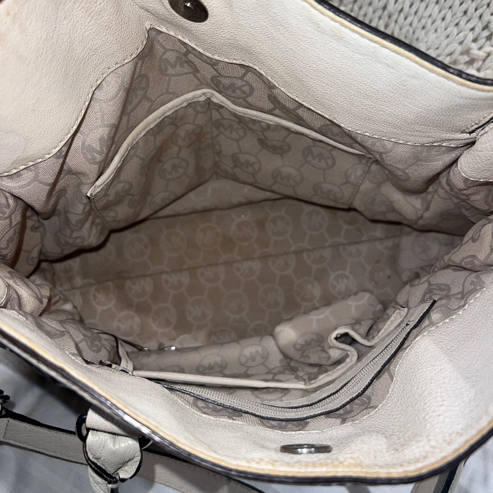 Michael Kors Cream Handbag with Handles & Shoulder Strap - Picture 4 of 11